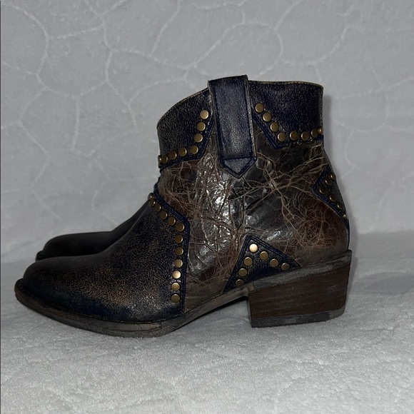 Circle G Women’s Brown and Blue Ankle Boots with Western Flair Stacked Heel SZ 6 - Picture 1 of 10